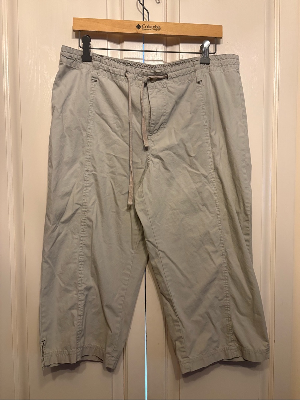 Columbia women’s 100% cotton Light Gray capris pants